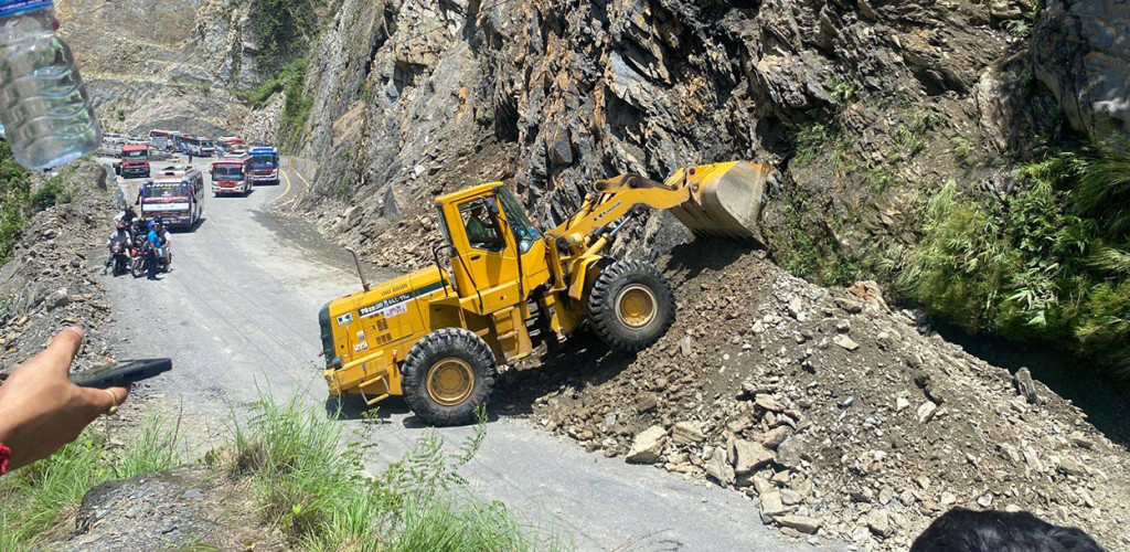 नारायणगढ–मुग्लिन सडक खण्ड आज दिउँसो ३ बजेसम्म बन्द, पहिरोको जोखिमका कारण समय थप