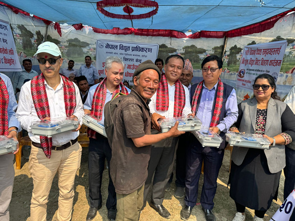 चेपाङ बस्तीमा प्राधिकरणले जब निःशुल्क मिटर बाँड्यो