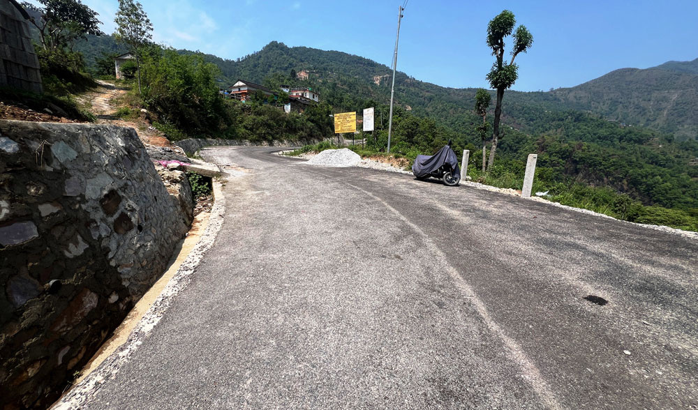 ग्रामीण सडक कालोपत्र भएपछि दैनिकी सहज बन्दै