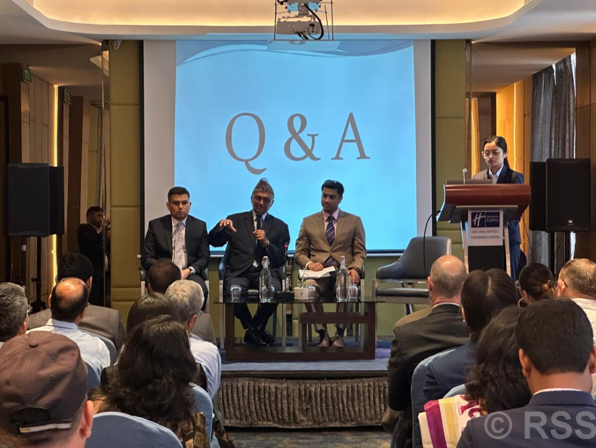 कूटनीतिक अधिकारीहरूसँग छलफल