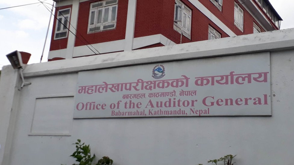 महालेखापरीक्षकको ६१औँ प्रतिवेदन राष्ट्रपतिसमक्ष पेस हुँदै