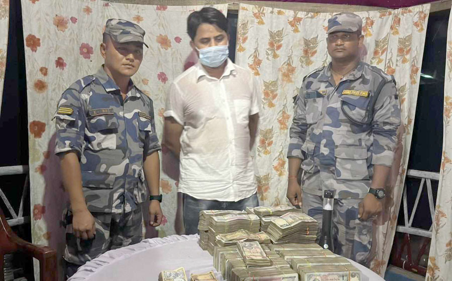 स्रोत नखुलेको एक करोड एक लाखसहित पक्राउ