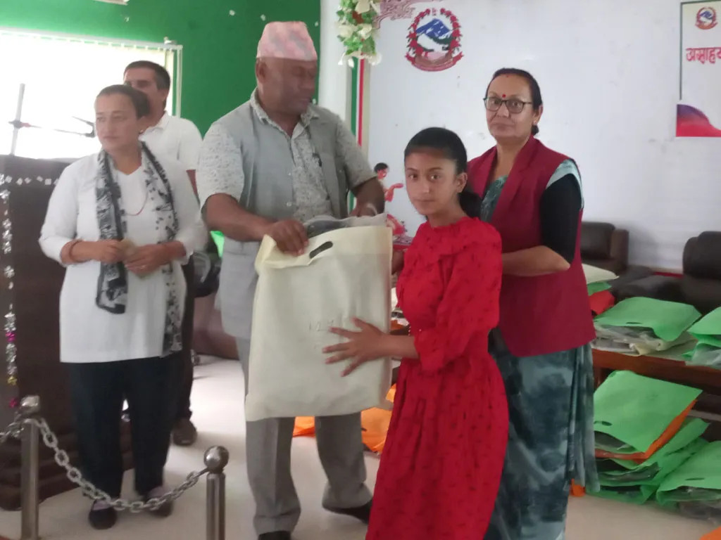 अभिभावकविहीन बालबालिकालाई कपडा वितरण