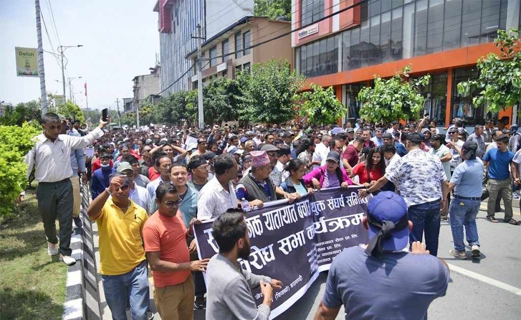काठमाडौंमा सार्वजनिक यातायात व्यवसायीको विरोध प्रदर्शन