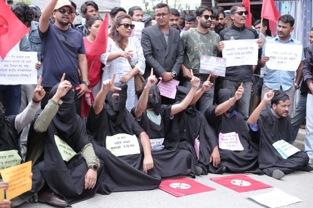 नेविसंघको अधिवेशन माग्दै कांग्रेस कार्यालयमा प्रदर्शन