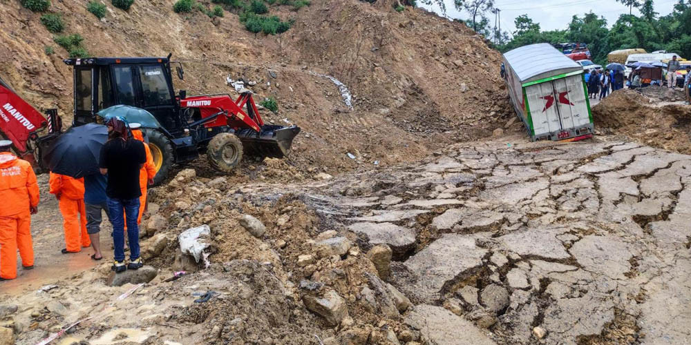 बाढीपहिरोले प्रमुख दस राजमार्ग पूर्णरूपमा अवरुद्ध