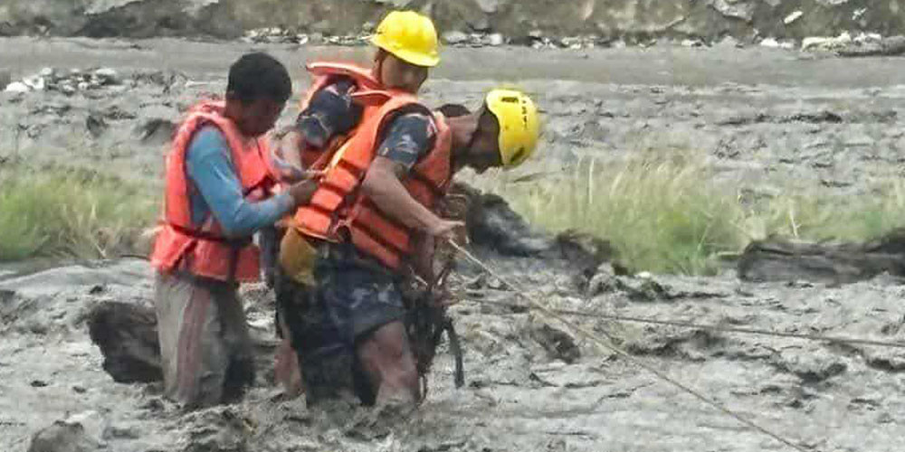 भेरी नदीमा फसेका चार जनाको सशस्त्र प्रहरीद्वारा सकुशल उद्धार