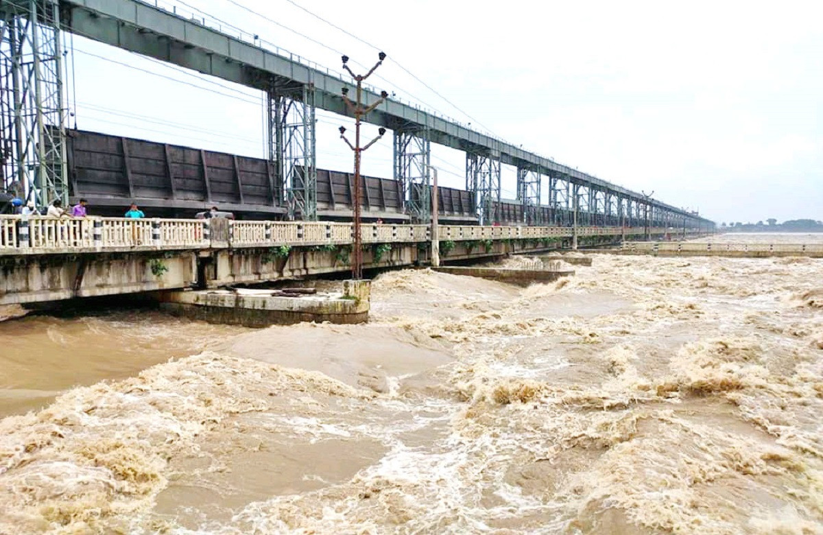 सप्तकोशी नदीमा उच्च वहाव: कोशी ब्यारेजका २३ ढोका खुला, खतराको संकेतस्वरूप रातो बत्ती