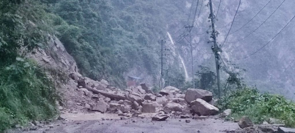 तानसेन–बुटवल सडकखण्ड पहिरोले पूर्णरूपमा अवरुद्ध, यात्रु अलपत्र