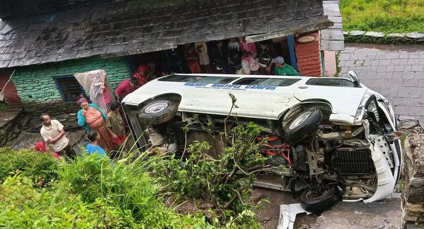 बागलुङमा विद्यार्थी सवार भ्यान दुर्घटना, सात जना घाइते
