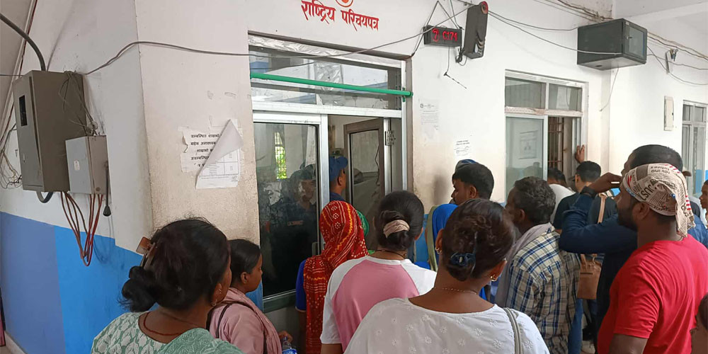 सप्तरीमा राष्ट्रिय परिचयपत्र बनाउन सेवाग्राहीको भीड, वृद्धवृद्धा चार दिनसम्म धाउन बाध्य