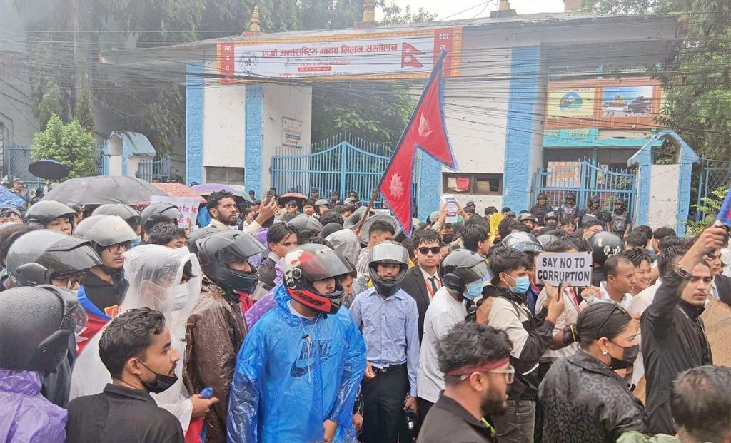 "सामाजिक सञ्जाल बन्द र भ्रस्टाचारविरुद्ध पोखरामा जेनजी युवाहरूको वर्षा बीच प्रदर्शन"