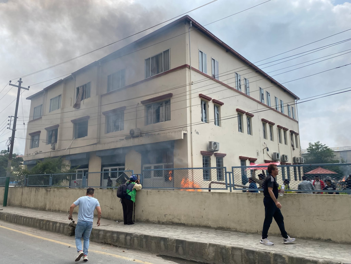 एमाले केन्द्रीय कार्यालयमा तोडफोड, प्रदर्शनकारी प्रधानमन्त्रीको राजीनामा माग्दै सडकमा