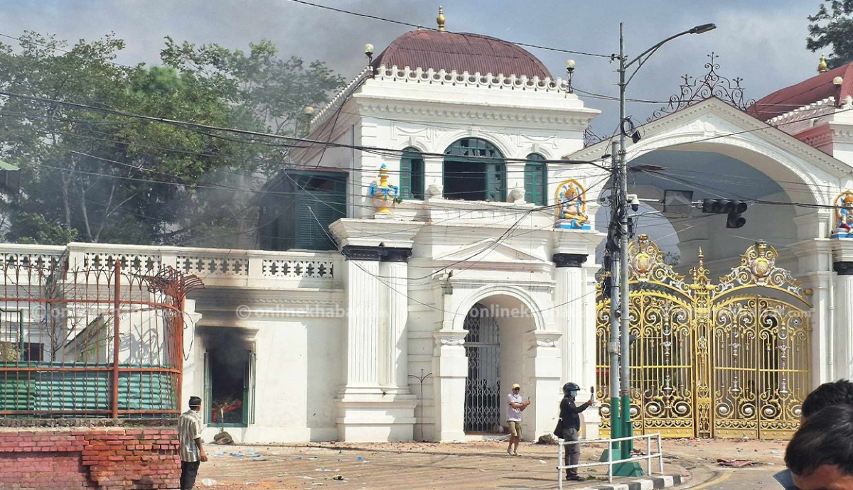 सिंहदरबारको मुख्य गेटमा आगो, प्रदर्शनकारीहरूले शीर्ष नेताहरूको निवासमा पनि आगजनी