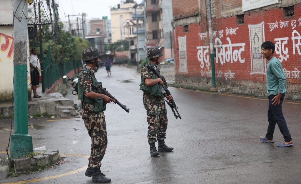 देशभर कर्फ्यू आदेश, नेपाली सेनाको कडा कारबाहीको चेतावनी