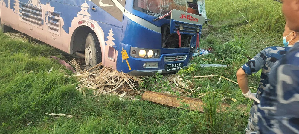 शिवराजमा बस दुर्घटना, १० जना घाइते
